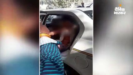 ब्वॉयफ्रेंड के साथ कैब में घूम रही थी पत्नी, पति ने सरेराह की युवक की पिटाई