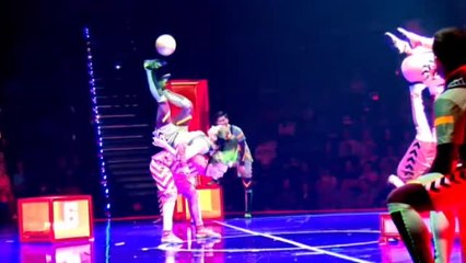 La magia de Cirque du Soleil homenajea a Messi y al mundo del fútbol