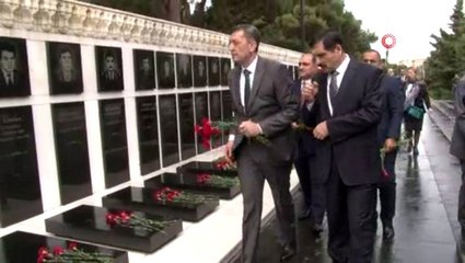 Milli Eğitim Bakanı Selçuk, Bakü'de şehitlikleri ziyaret etti