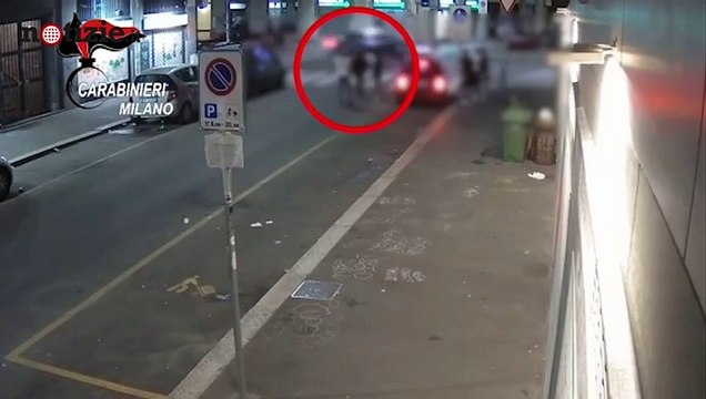 Botte al figlio e ai suoi amici poi accoltella uno di loro: il video dell'aggressione | Notizie.it