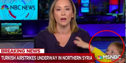 Este niño de 4 años 'debuta' en la televisión interrumpiendo el informativo en directo de su madre