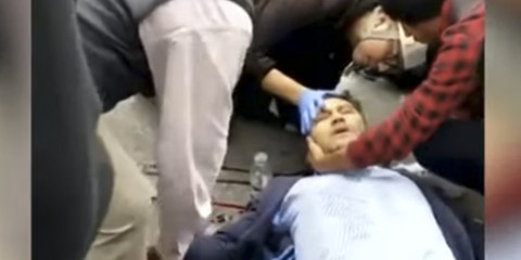 Así hieren de una pedrada en la cabeza a un periodista durante las protestas en Ecuador
