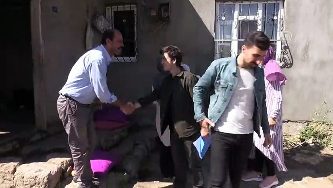 Kız çocuklarının geleceği için kapı kapı dolaşıyorlar - MUŞ