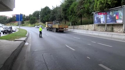 İstanbul-bakırköy'de üstgeçide çarpan kamyondaki vinç parçası otomobilin üstüne düştü