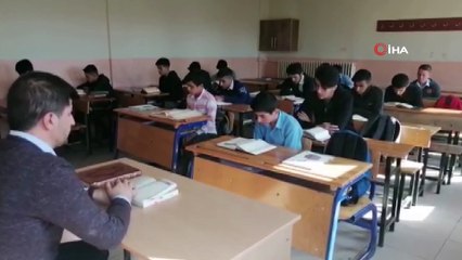 Ağrılı öğrenciler Barış Pınarı Harekatı'ndaki askerler için dua okudu