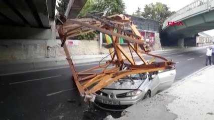 İstanbul-bakırköy'de üstgeçide çarpan kamyondaki vinç parçası otomobilin üstüne düştü