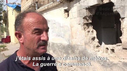 Un habitant de la frontière turco-syrienne constate les dégâts sur sa maison