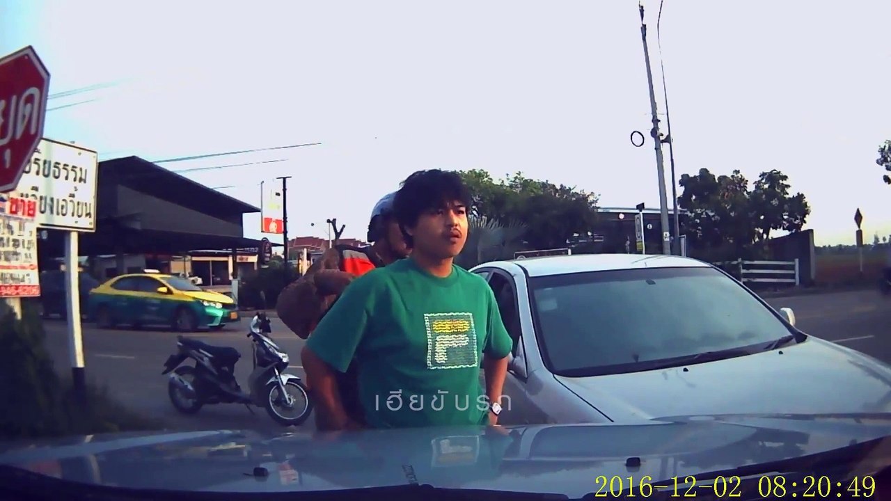 หนุ่มหัวร้อน ถุยใส่รถ ชักมีดขู่คนแก่ให้ถอยหลีกทาง(ชมคลิป)