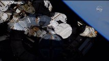 شاهد: رائدا فضاء يستبدلان بطاريات في الهيكل الخارجي لمحطة الفضاء الدولية