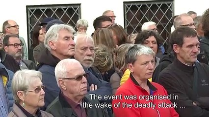 Hundreds of people form a human chain around the Munich synagogue