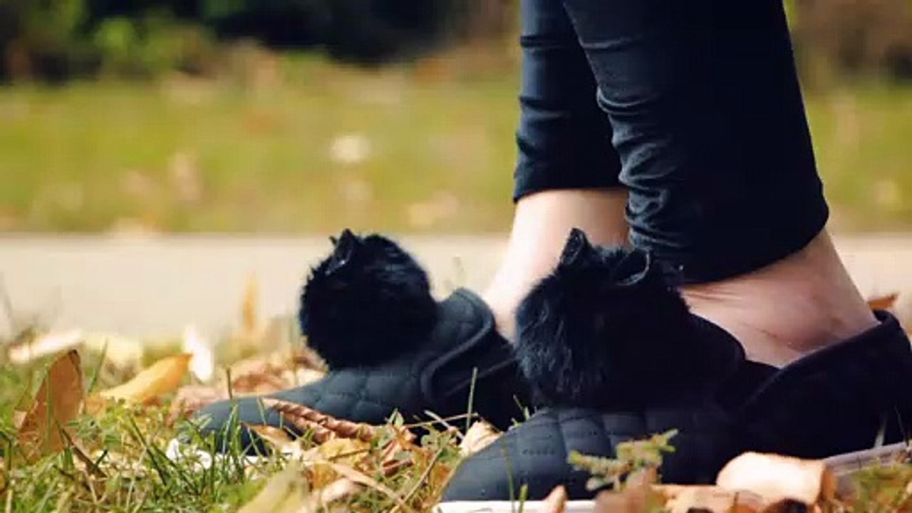How to Make Cat Pom-Poms for Your Sneakers