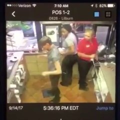 Il veut remplir la machine à Ice-Tea et finit trempé... Mauvaise journée