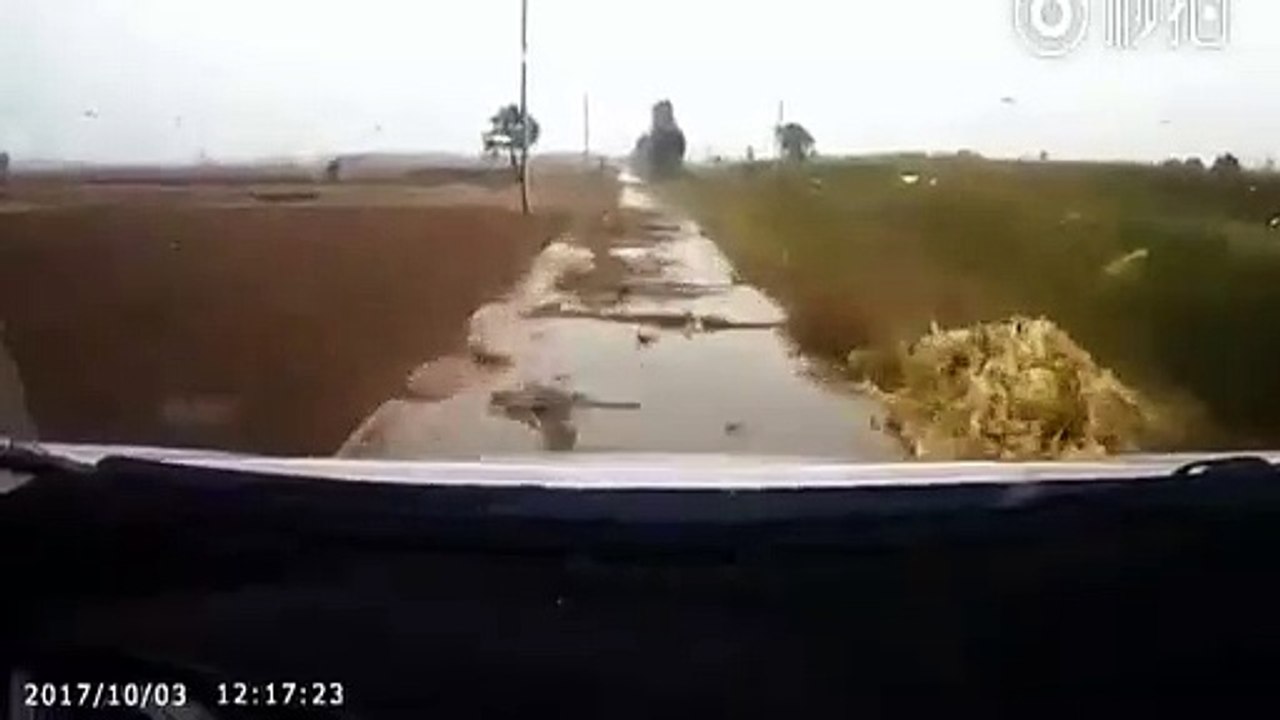 Très mauvaise surprise pour ce conducteur... Route en piteux état