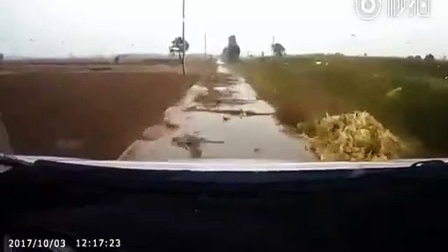 Très mauvaise surprise pour ce conducteur... Route en piteux état