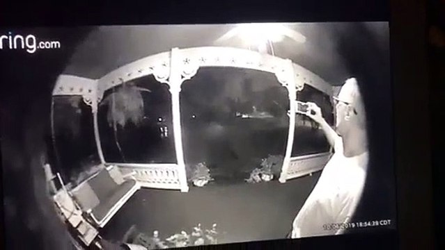 Il filme un orage mais va voir la foudre de très près