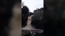 Este hombre salta desde una cascada a más de 20 metros de altura y sobrevive
