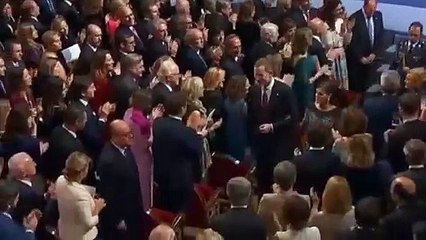 ¿Viste el gesto sutil de Felipe VI a su suegra justo al terminar los Princesa de Asturias?