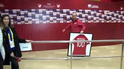 Emre Belözoğlu’na 100. maç hediyesi