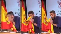 Dani Mateo se limpia las narices con una bandera española
