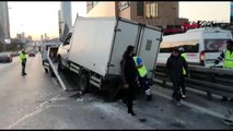 İstanbul-kartal'da refüje çarpan kamyonet yan yattı