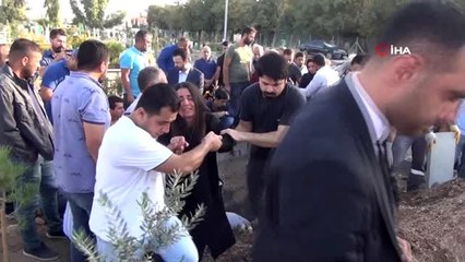 Şehit babaya son bakış...Nusaybin'e havan ve roketlerin isabet etmesi sonucu şehit olan Mehmet...