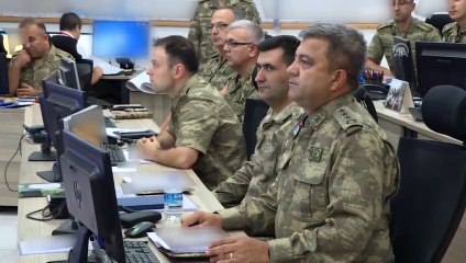 Milli Savunma Bakanı Akar, sınır hattında incelemelerde bulundu