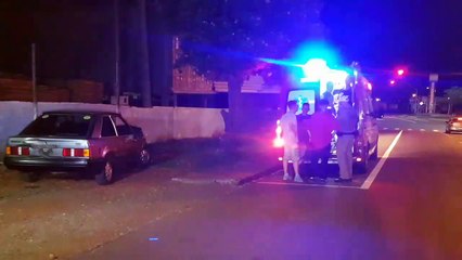 Escort bate em árvore e duas pessoas ficam feridas no Bairro Pioneiros Catarinenses