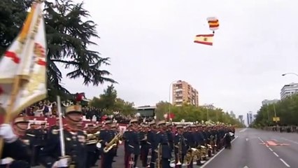 Un paracaidista choca contra una farola en el desfile del 12 de octubre