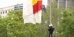 El paracaidista que portaba la bandera de España choca contra una farola durante el desfile de las Fuerzas Armadas en Madrid