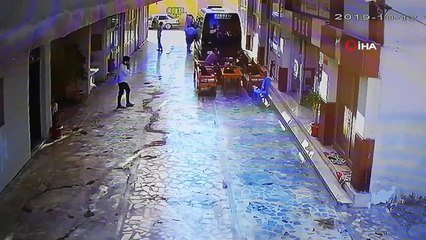 Basın mensuplarının bulunduğu bölgeye düşen havan topunun ardından yaşanan panik kamerada