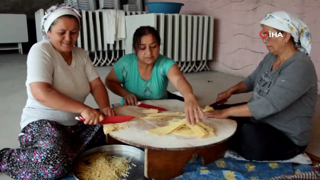 İmece usulü çalışarak aile bütçesine katkı sağlıyorlar