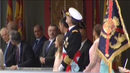 Un paracaidista se queda enganchado a una farola en el desfile del Día de la Hispanidad
