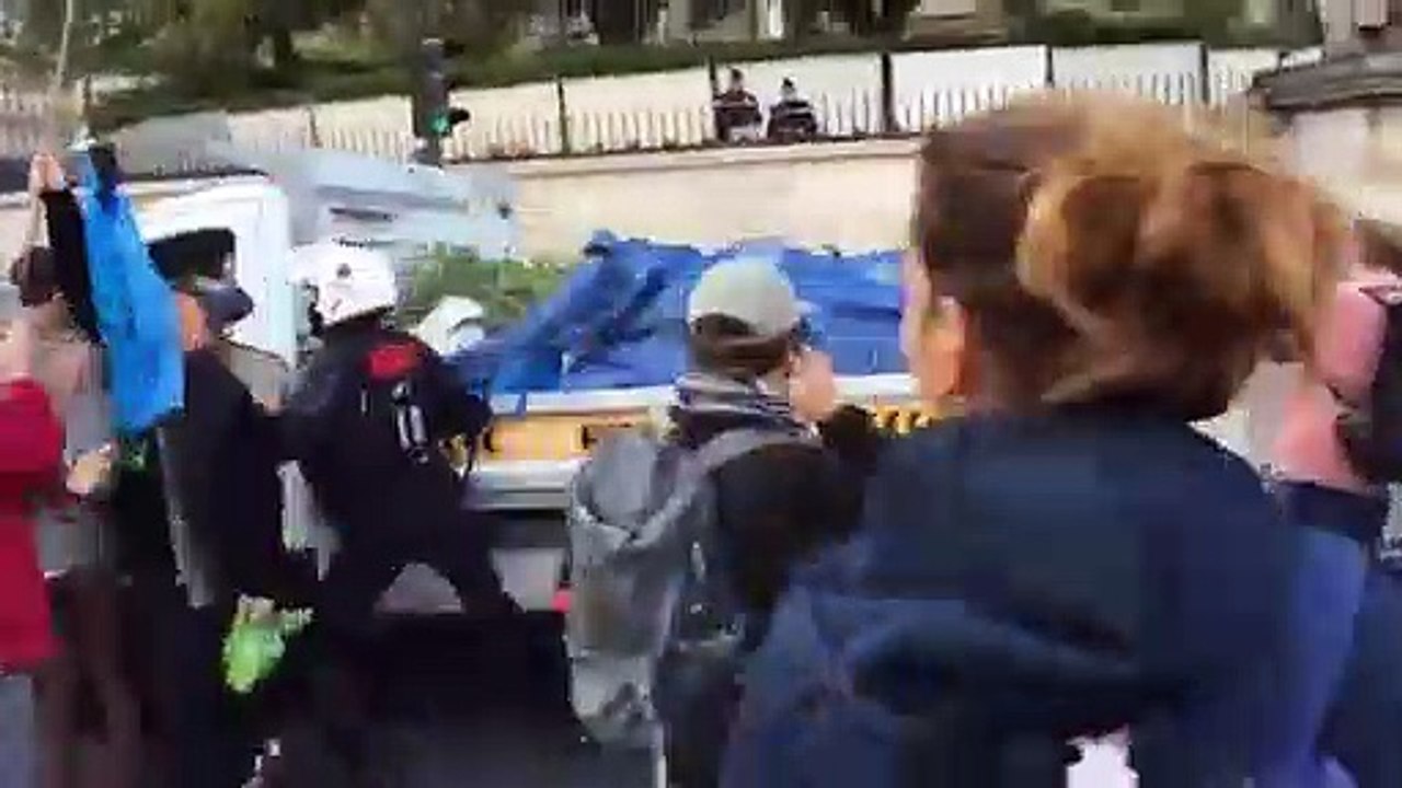 Plusieurs centaines de militants du mouvement écologiste Extinction Rebellion bloquent  la circulation tout autour de l'Assemblée nationale