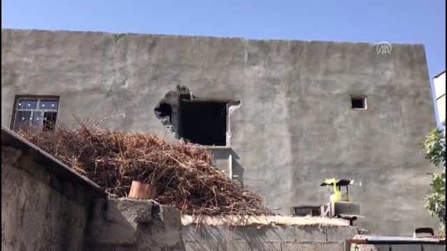Terör örgütü YPG/PKK tarafınan Akçakale'ye atılan havan mermisi bir eve isabet etti