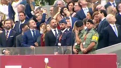 Un paracaidista se queda enganchado a una farola en el desfile del Día de la Hispanidad