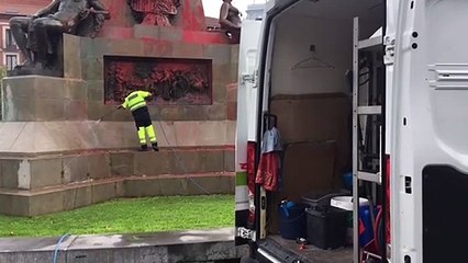 Pintan de rojo el monumento a Colón en Valladolid