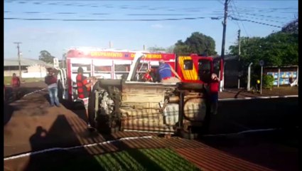 Kwid tomba após colisão com Vw/Polo no Bairro Santo Onofre