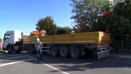 Avcılar'da yıkılan minarenin geri kalan kısmı kaldırılıyor