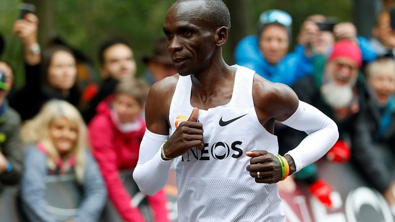 El "extraterrestre" Kipchoge corre el maratón en menos de dos horas