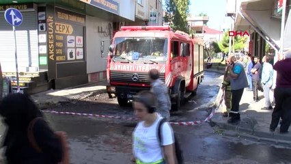 Bağcılar'da binanın çatısı alev alev yandı