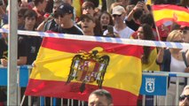 Un grupo de personas con banderas franquistas insultan a Pedro Sánchez
