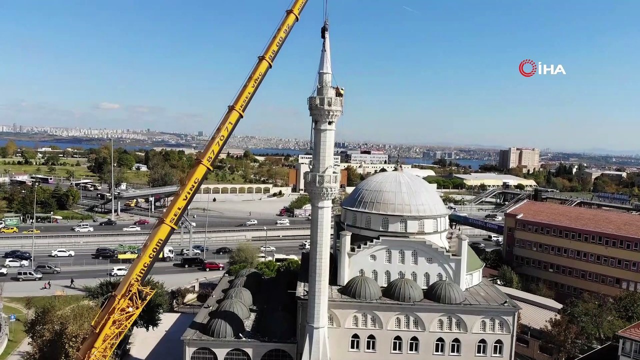Avcılar'da yarısı yıkılan minarenin söküm çalışması başladı