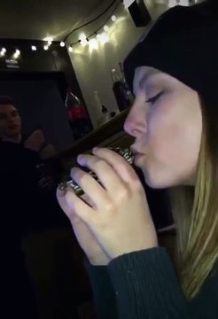 Cette fille décide de donner un bisou à une tortue et ça a très mal tourné pour elle