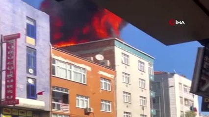 Bağcılar'da çatı alev alev yandı