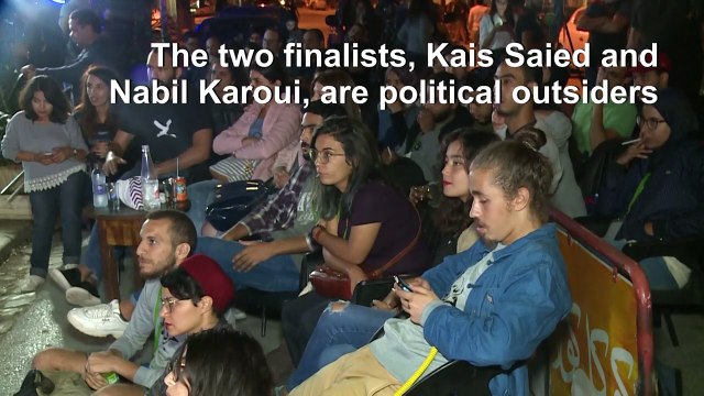 Tunisia's presidential elections: young Tunisians watch the televised debate