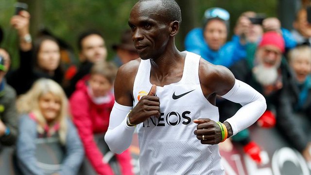 Marathon : Eliud Kipchoge passe sous la barre des deux heures, un record !