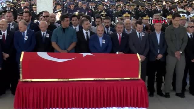 Barış pınarı harekatı'nın ilk şehidi piyade sözleşmeli er ahmet topçu son yolculuğuna uğurlandı 1