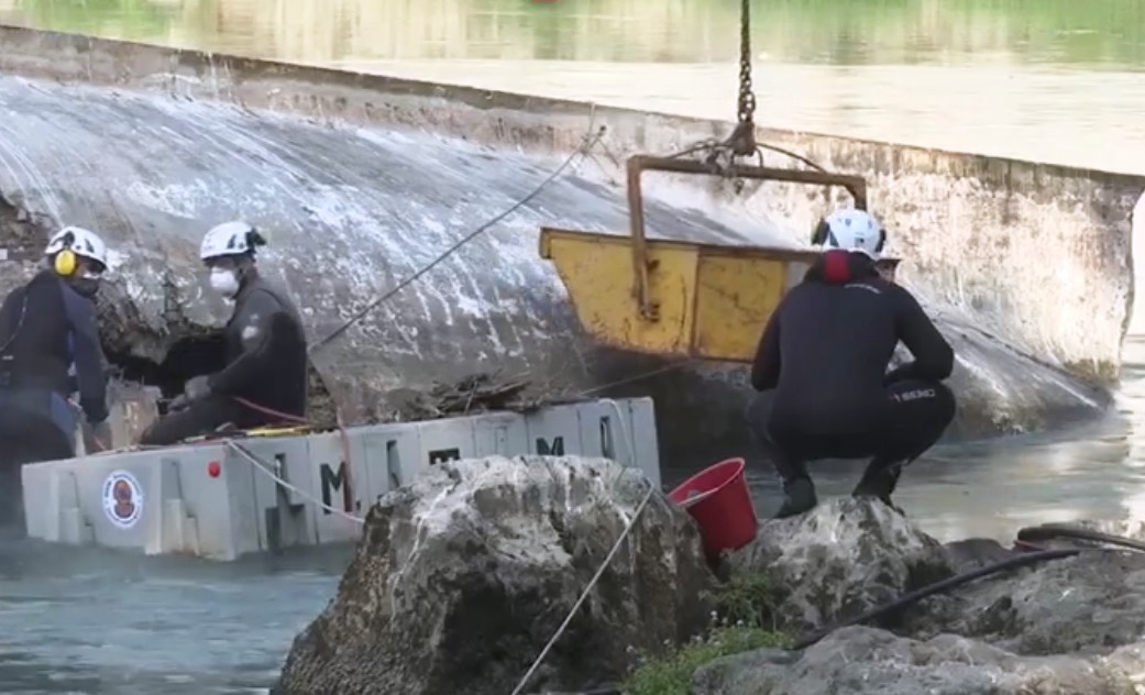 Video Roma - Rimozione di un relitto dal fiume Tevere (12.10.19)