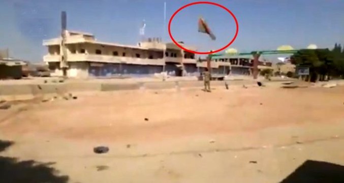 Kontrol altına alınan Resulayn şehir merkezinin girişindeki terör örgütü YPG'nin sözde bayrakları indirildi