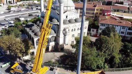Avcılar'da hasarlı minarenin sökülme anı havadan görüntülendi